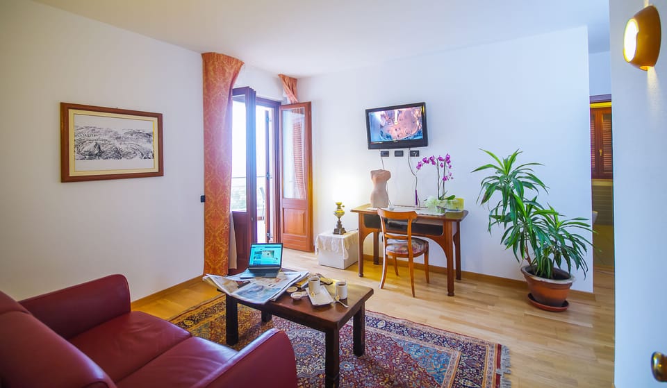 Suite | Living area | TV