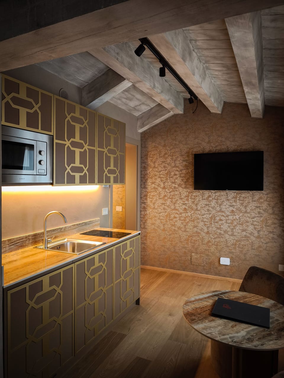 Deluxe Suite, Terrace, Annex Building (Access by stairs only) | Living area | 32-inch flat-screen TV with satellite channels