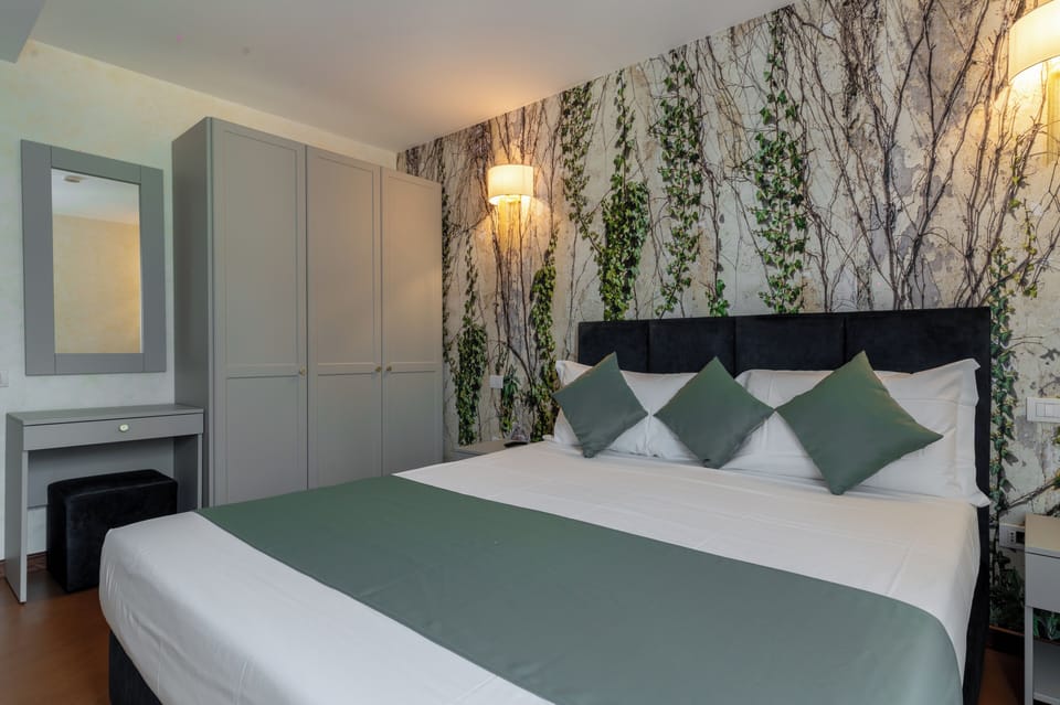 Deluxe Triple Room | Minibar, in-room safe, individually decorated, individually furnished