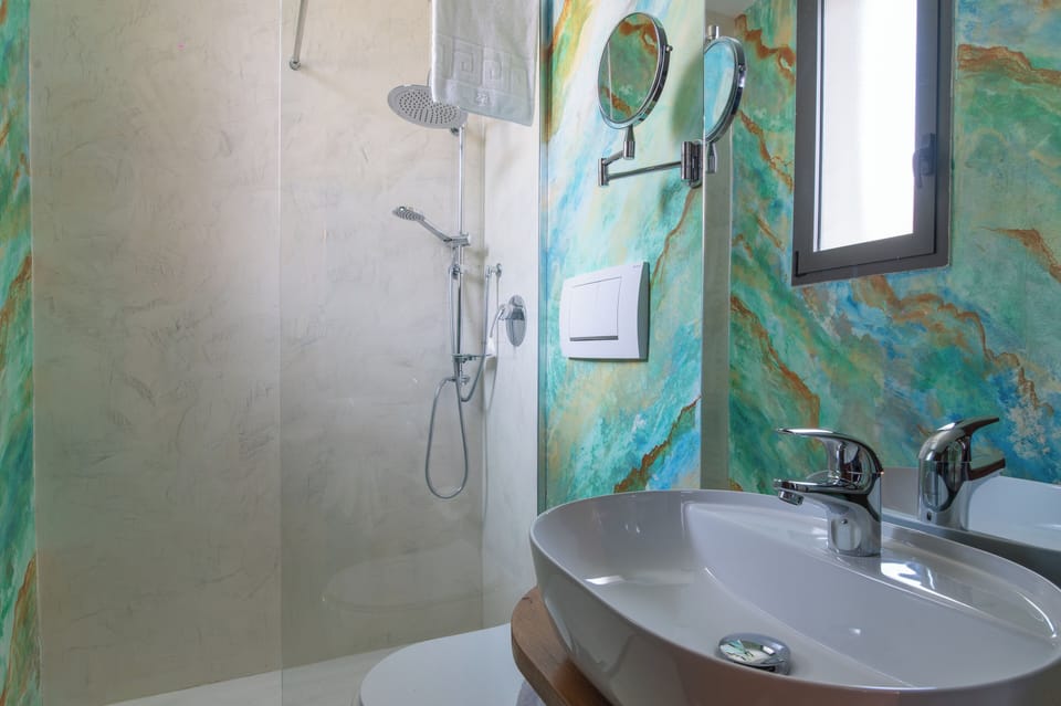 Deluxe Triple Room | Bathroom | Shower, rainfall showerhead, hair dryer, bidet