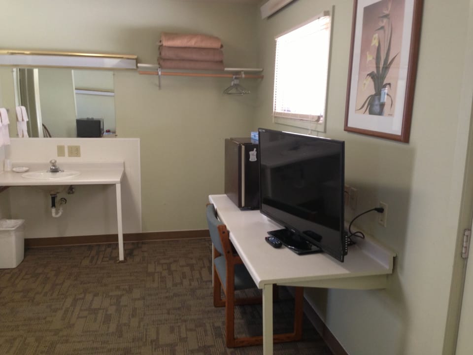 Standard Triple Room, Multiple Beds | Desk, iron/ironing board, free WiFi, bed sheets