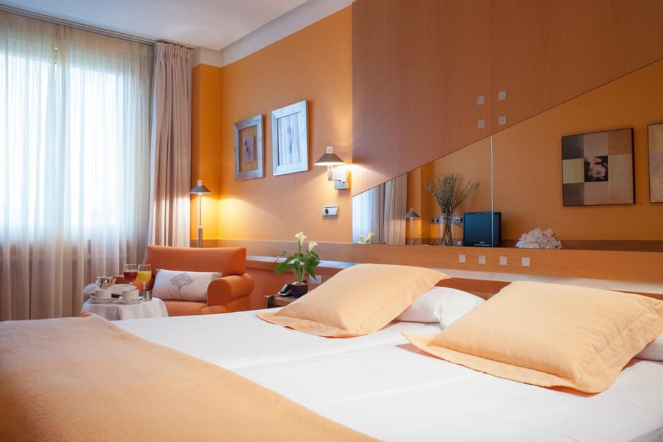 Standard Twin Room | Minibar, in-room safe, desk, laptop workspace