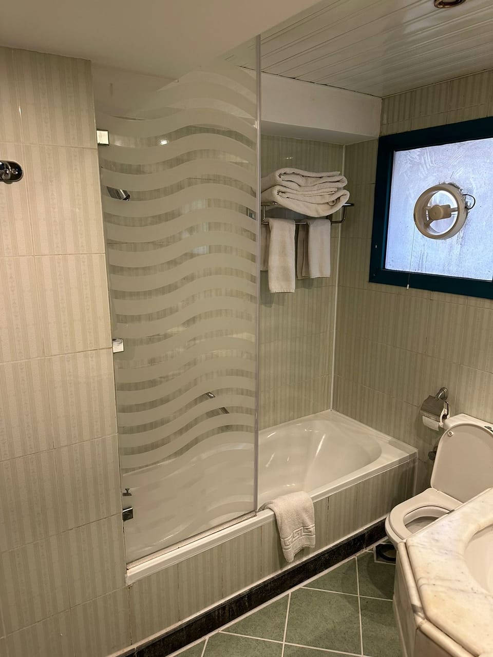 Superior Double or Twin Room | Bathroom | Bathtub, deep soaking tub, free toiletries, hair dryer