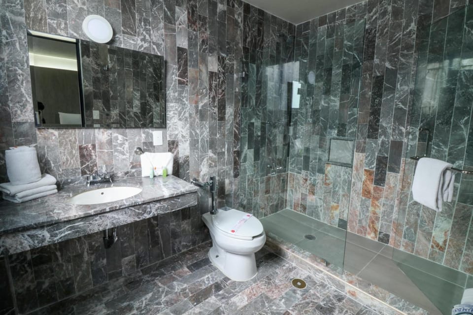 Superior Single Room, 1 Double Bed | Bathroom | Shower, towels