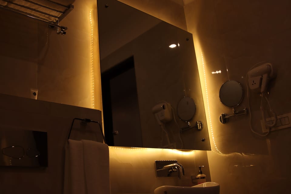 Executive Room, 1 Double Bed | Bathroom | Shower, rainfall showerhead, free toiletries, hair dryer