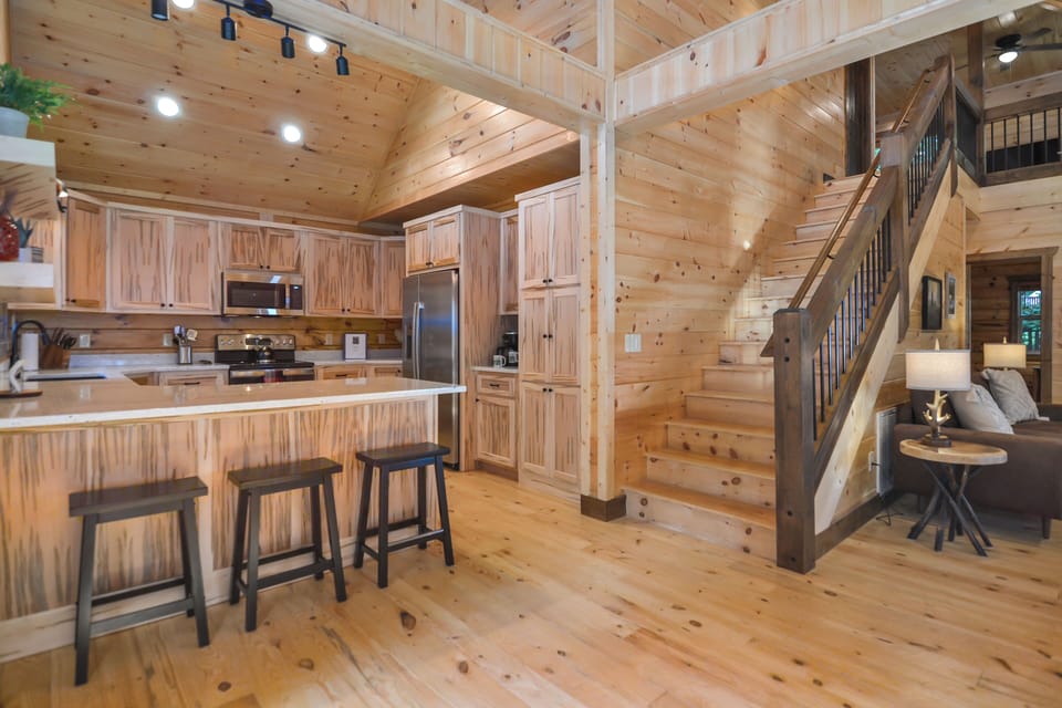 Kitchen witn open concept to dining area and family room