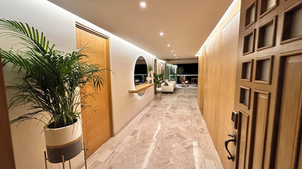 View of the main access to the apartment.