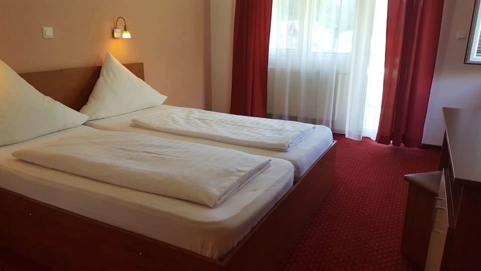 Twin Room | Desk, free WiFi, bed sheets