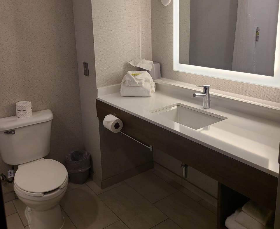 Combined shower/tub, hair dryer, towels