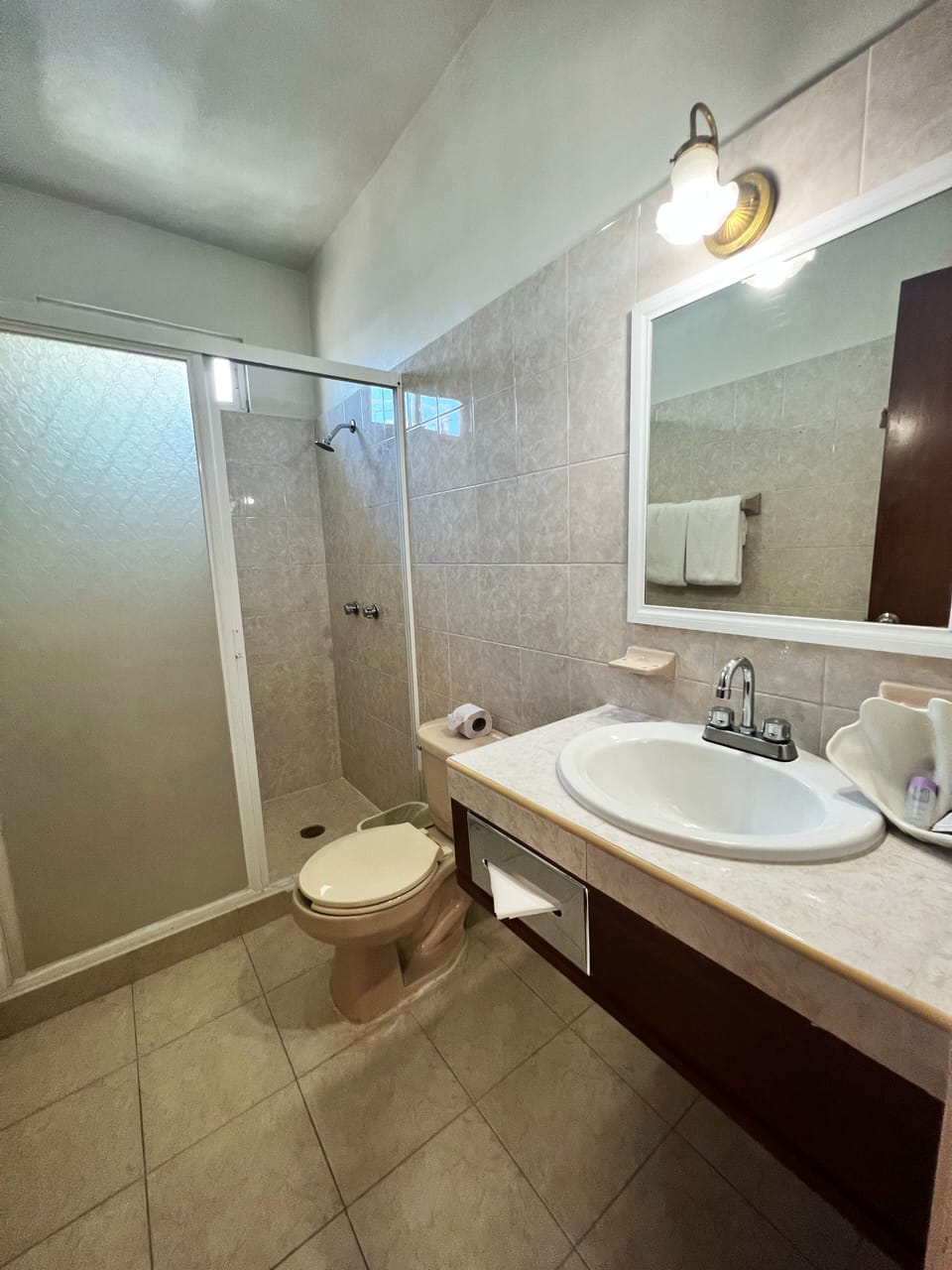Junior Room, Courtyard View | Bathroom | Shower, rainfall showerhead, free toiletries, towels