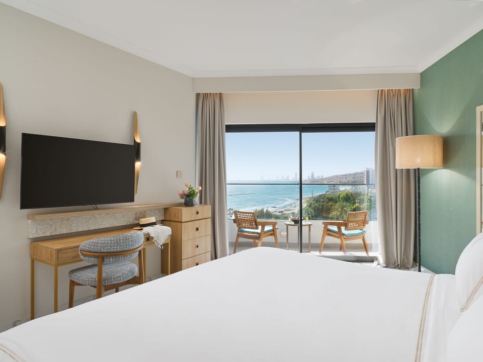 Signature Sea view Suite With Hot Tub | Premium bedding, down comforters, minibar, in-room safe