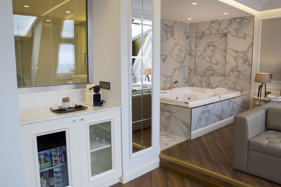 King Suite with Sea View | Living area | LED TV