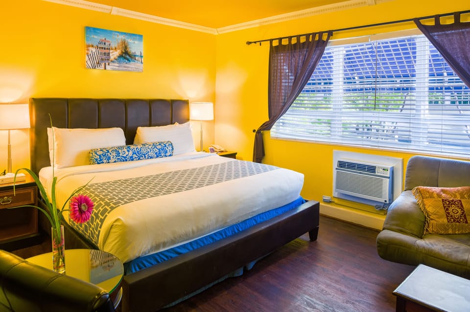 Executive Room, 1 King Bed | Premium bedding, individually decorated, individually furnished