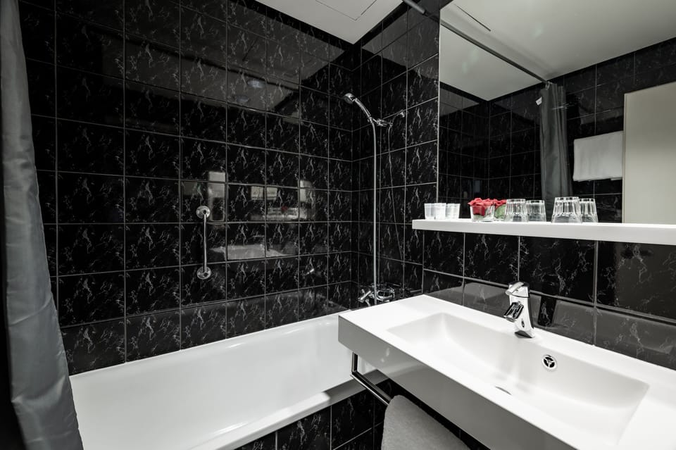 Combined shower/tub, free toiletries, hair dryer, towels