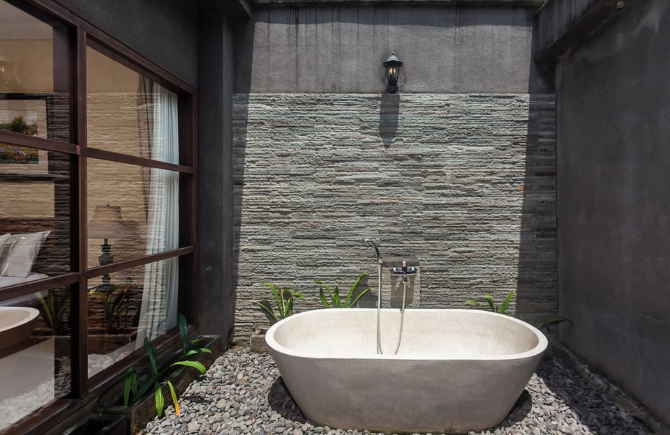 Deluxe Double Room | Bathroom | Separate tub and shower, deep soaking tub, free toiletries, hair dryer