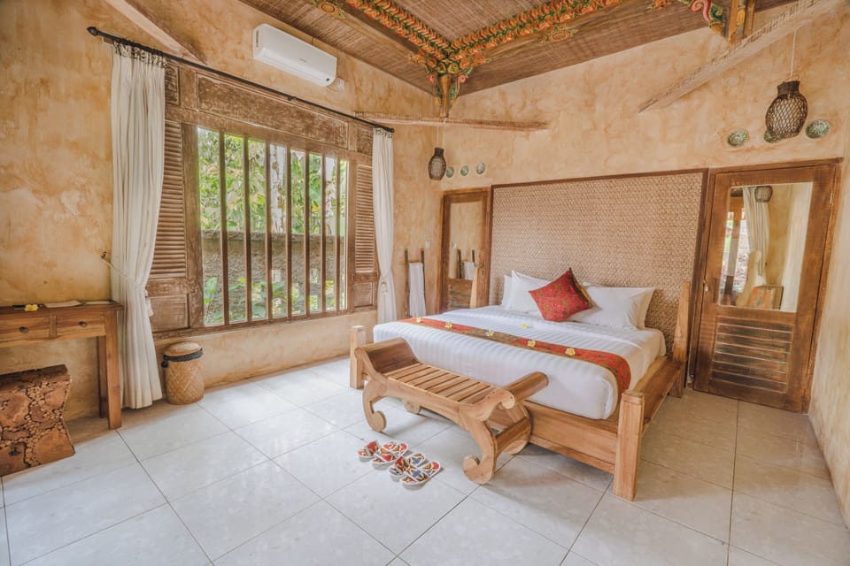 Bungalow, Garden View | Minibar, in-room safe, desk, laptop workspace