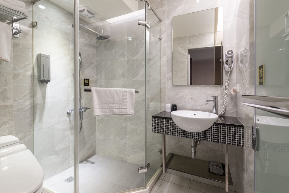 Business Twin Room, 2 Twin Beds | Bathroom | Free toiletries, hair dryer, slippers, towels