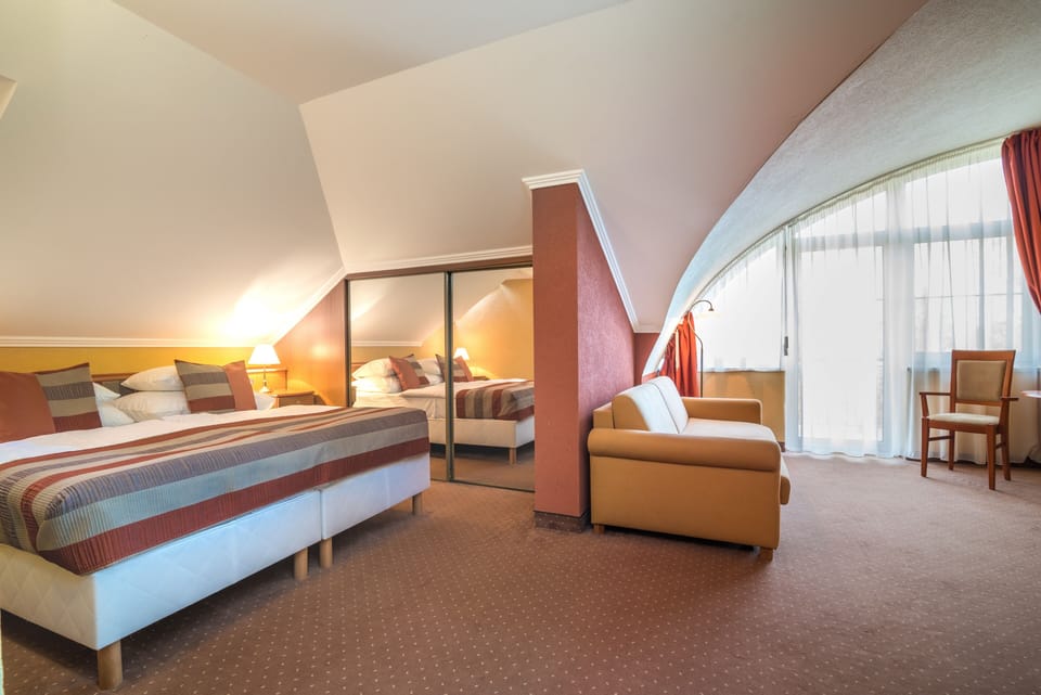 Standard Suite | In-room safe, desk, blackout drapes, free WiFi