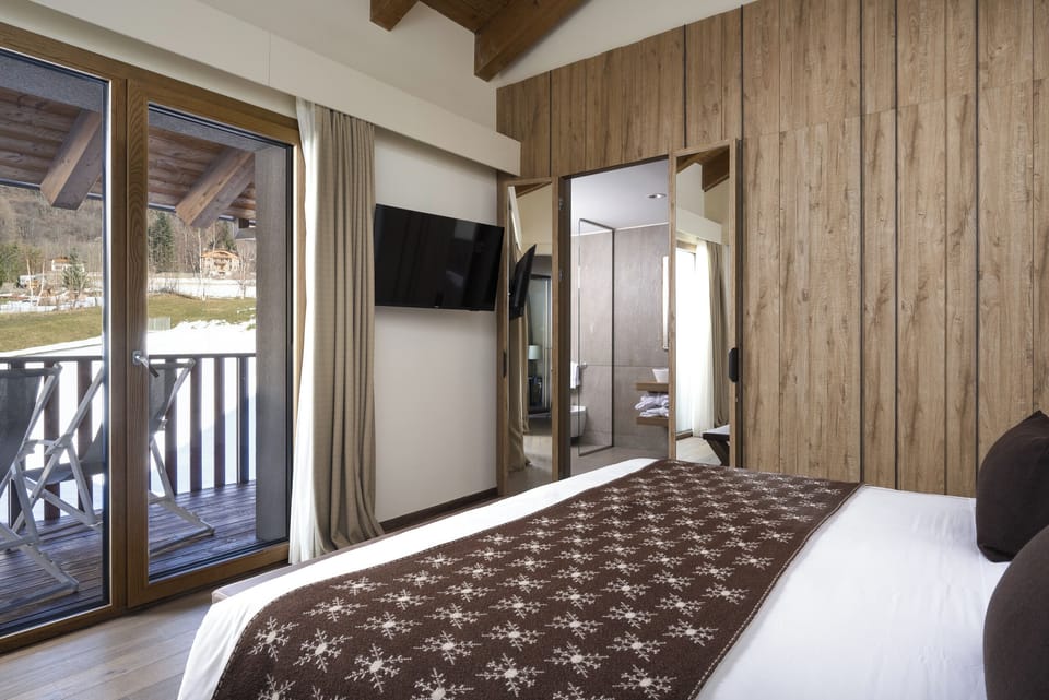 Suite (Signature) | Premium bedding, minibar, in-room safe, desk
