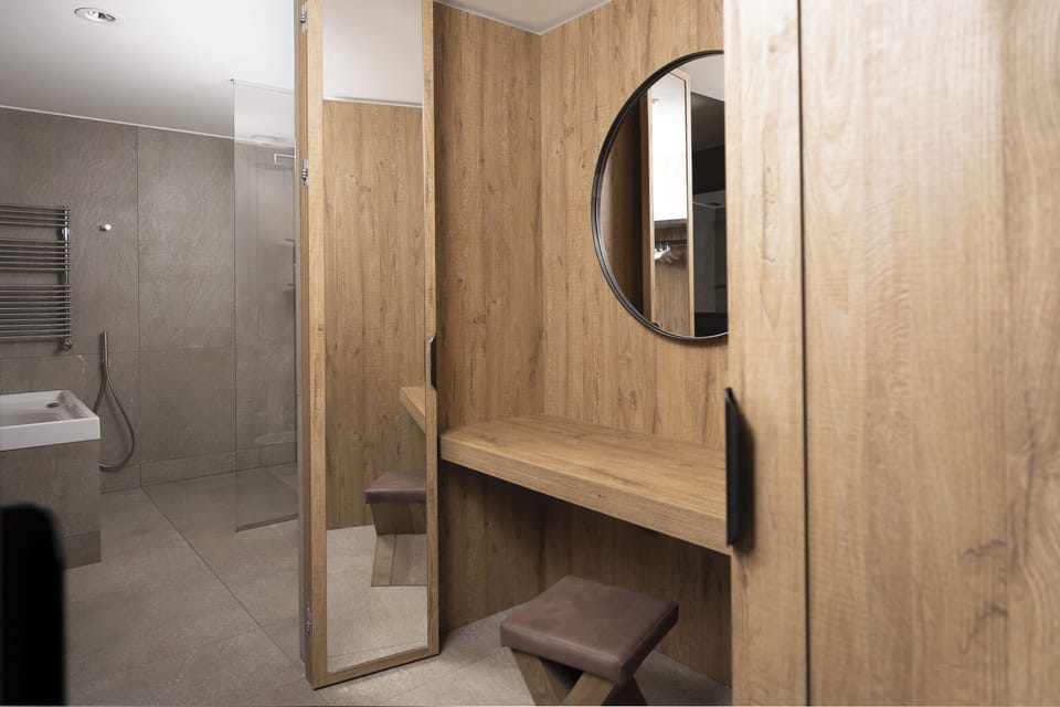 Suite (Signature) | Premium bedding, minibar, in-room safe, desk