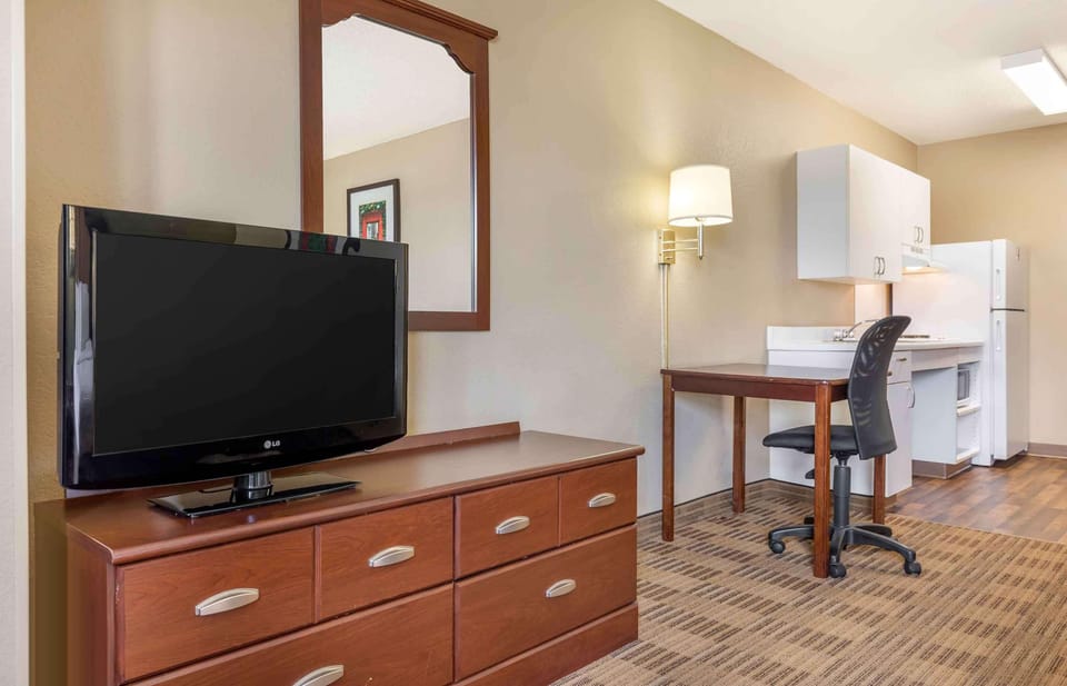 Studio, 1 Queen Bed, Accessible, Non Smoking | Desk, blackout drapes, iron/ironing board, free WiFi