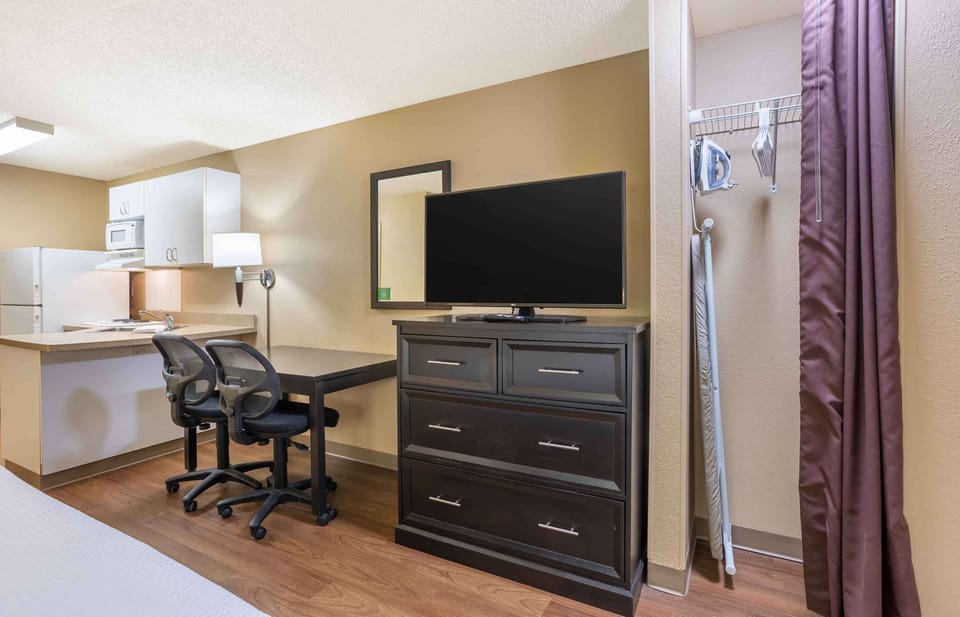 Desk, WiFi (free), bed sheets