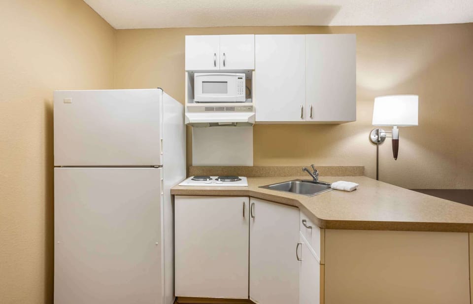 Studio, 1 Queen Bed, Non Smoking | Desk, WiFi (free), bed sheets