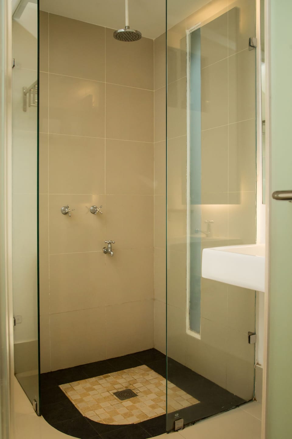 Superior Room | Bathroom | Shower, free toiletries, hair dryer, slippers