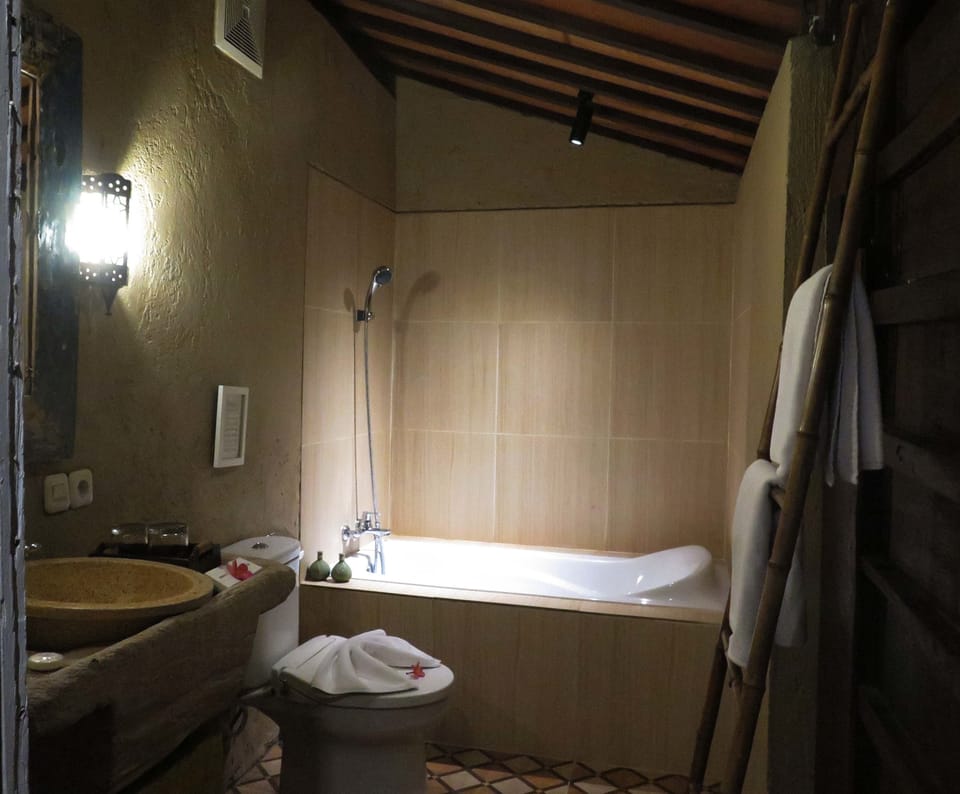 Super Delux​e Room | Bathroom | Combined shower/tub, free toiletries, hair dryer, slippers