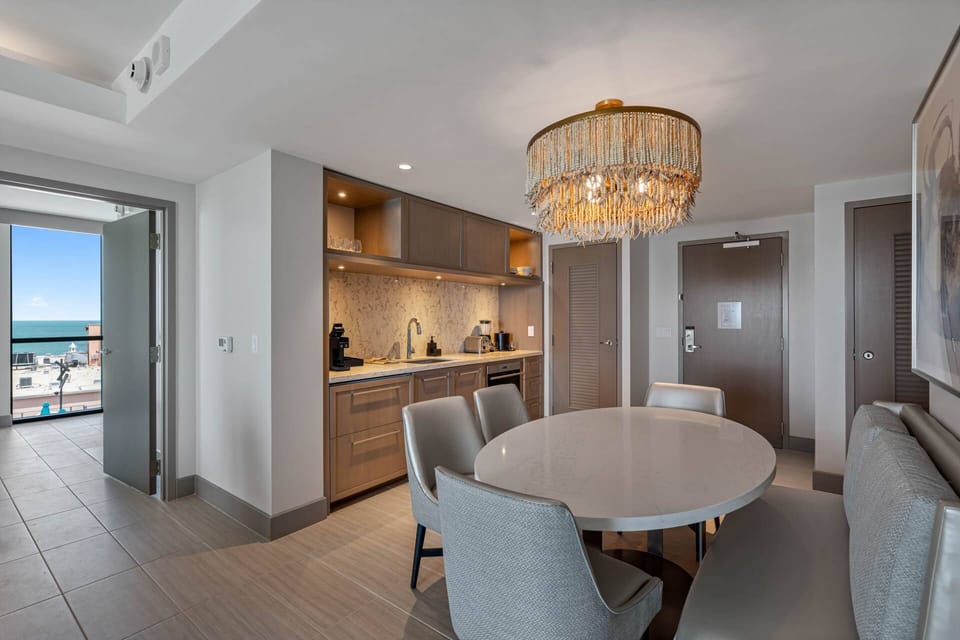 Dining Area with Seating for 6-8