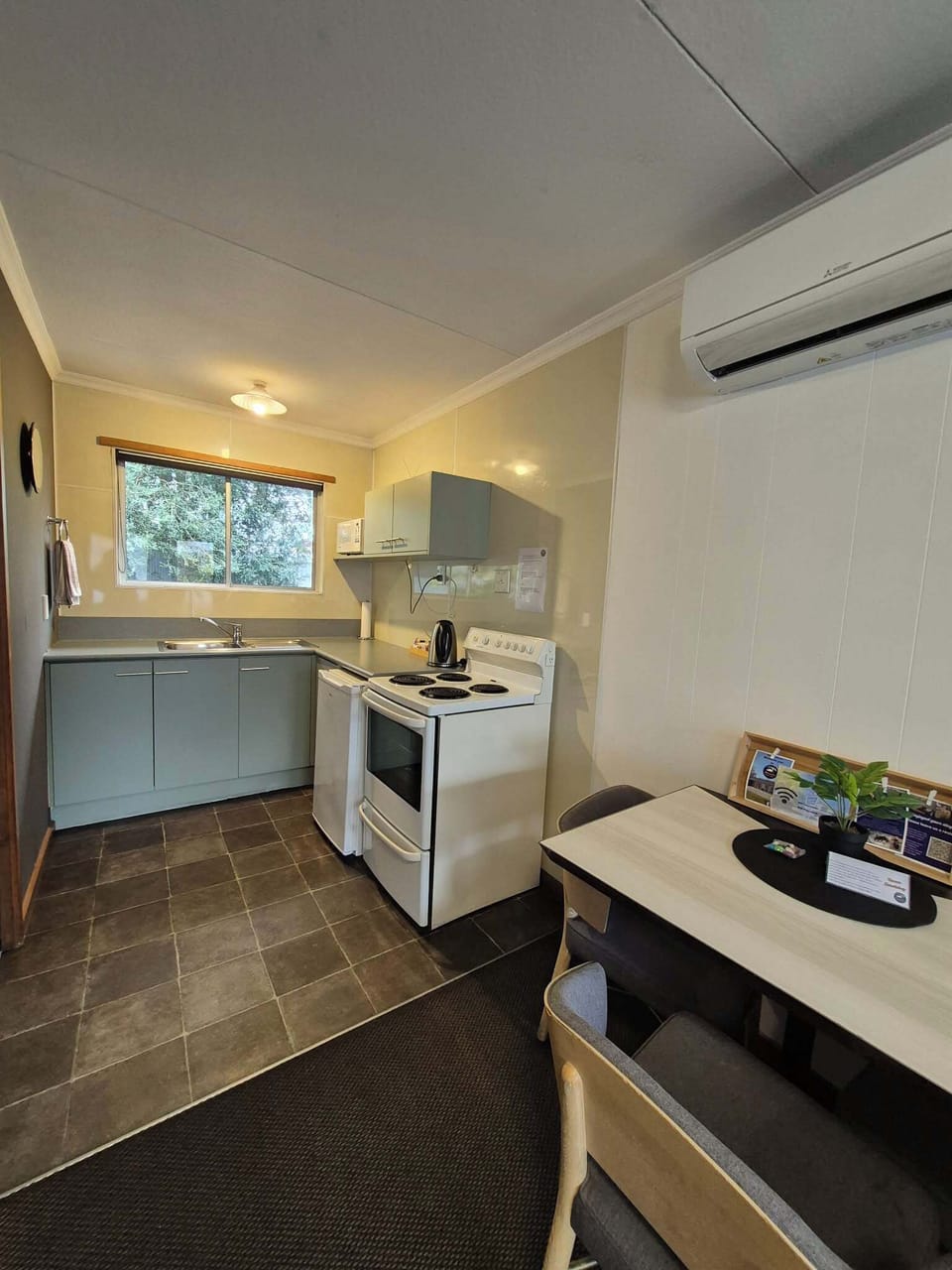 Apartment, 2 Bedrooms (2Q2S) | Private kitchen | Mini-fridge, microwave, stovetop, electric kettle
