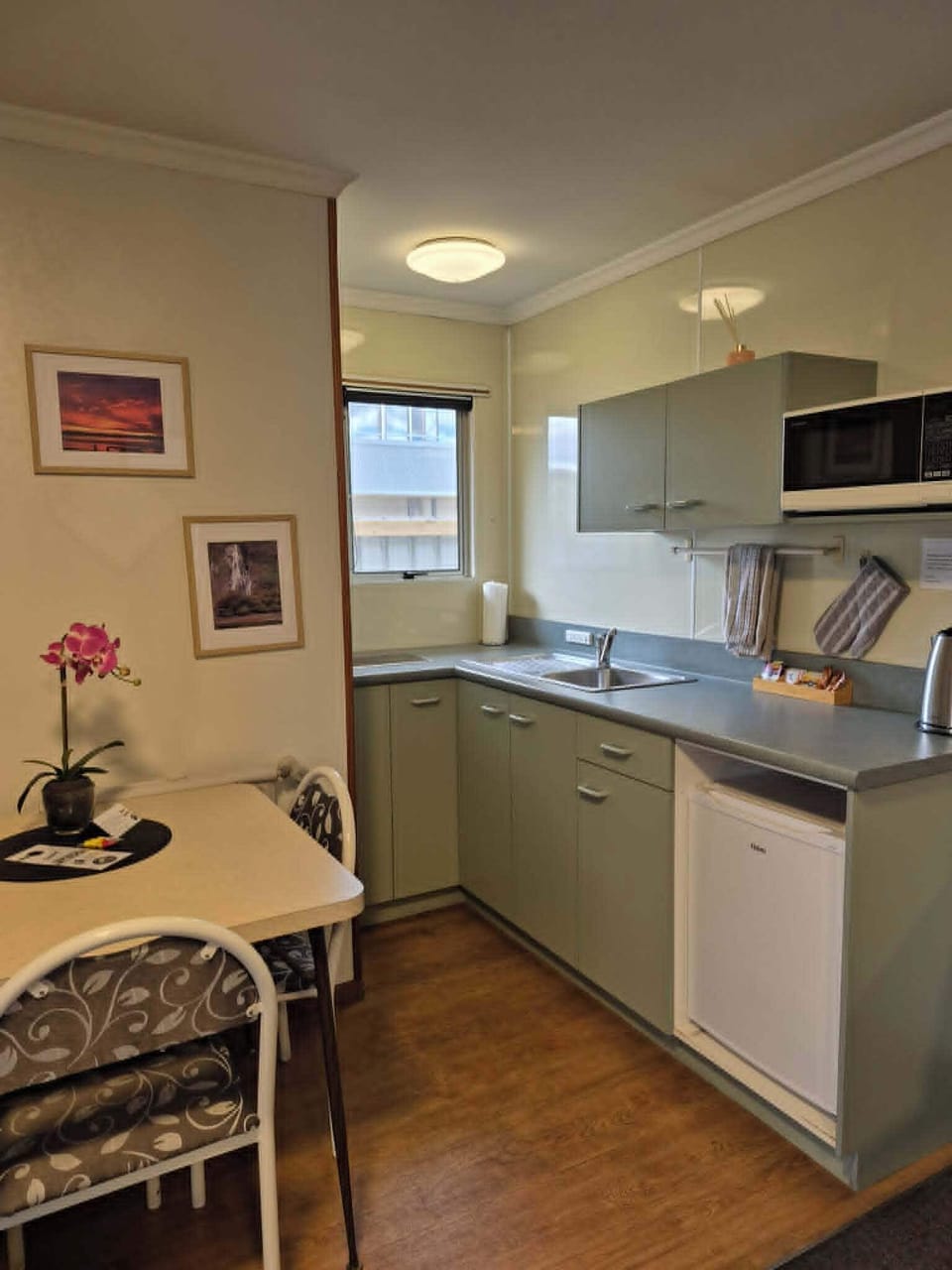 Studio (SuperKing) | Private kitchen | Mini-fridge, microwave, stovetop, electric kettle
