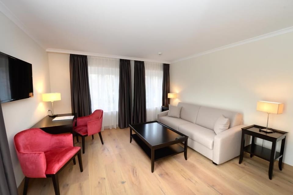 Suite, Balcony | Living area | Flat-screen TV