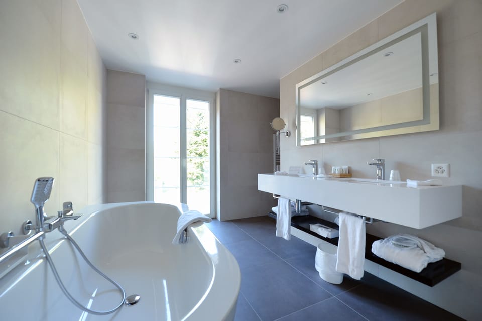 Executive Room, 1 Queen Bed | Bathroom | Free toiletries, hair dryer, towels, soap