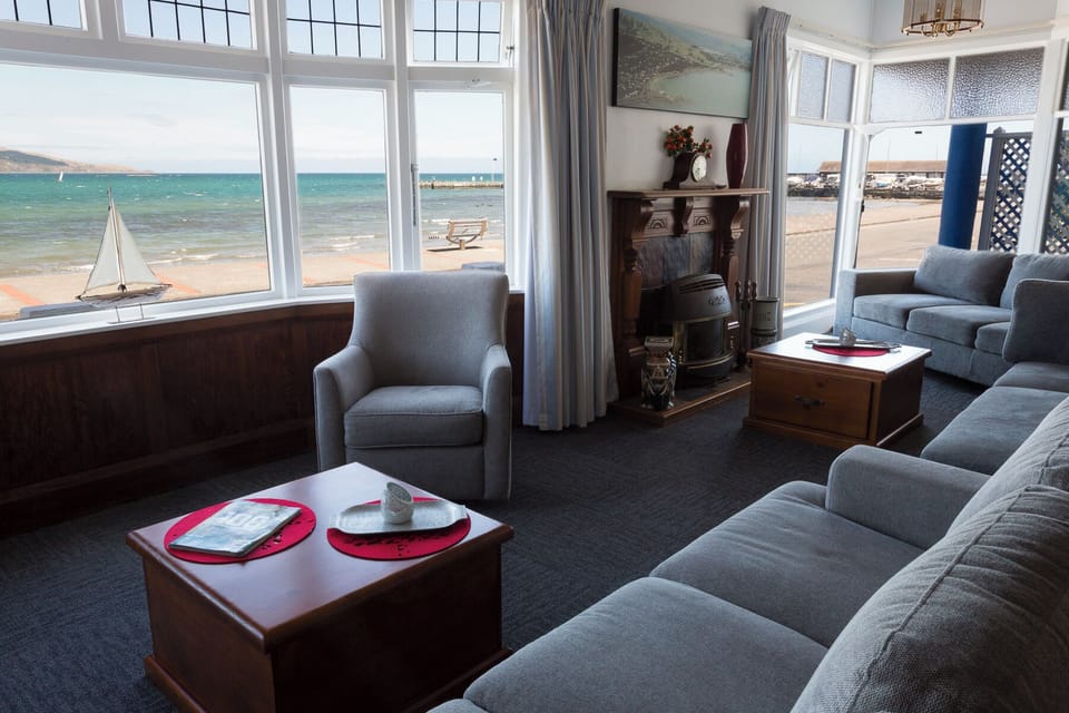 Moana Lodge - Guest House Bed and Breakfast in Wellington Region