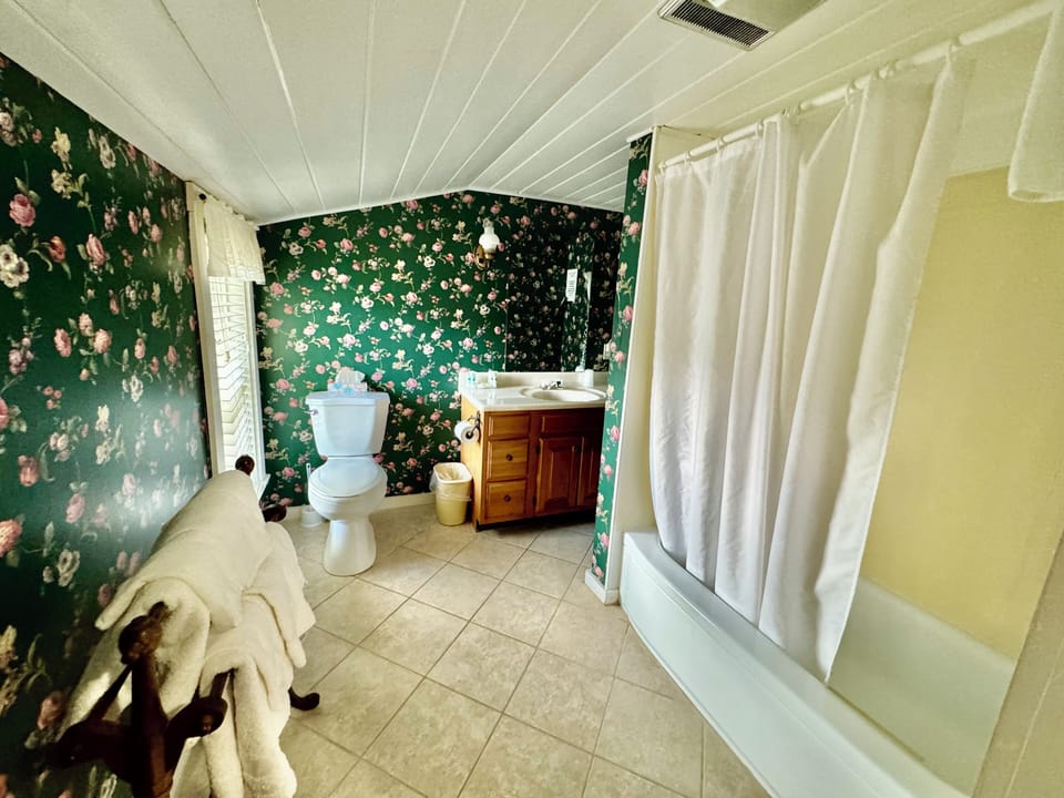 Standard Room, 1 Queen Bed, Refrigerator | Bathroom | Free toiletries, hair dryer (on request), towels