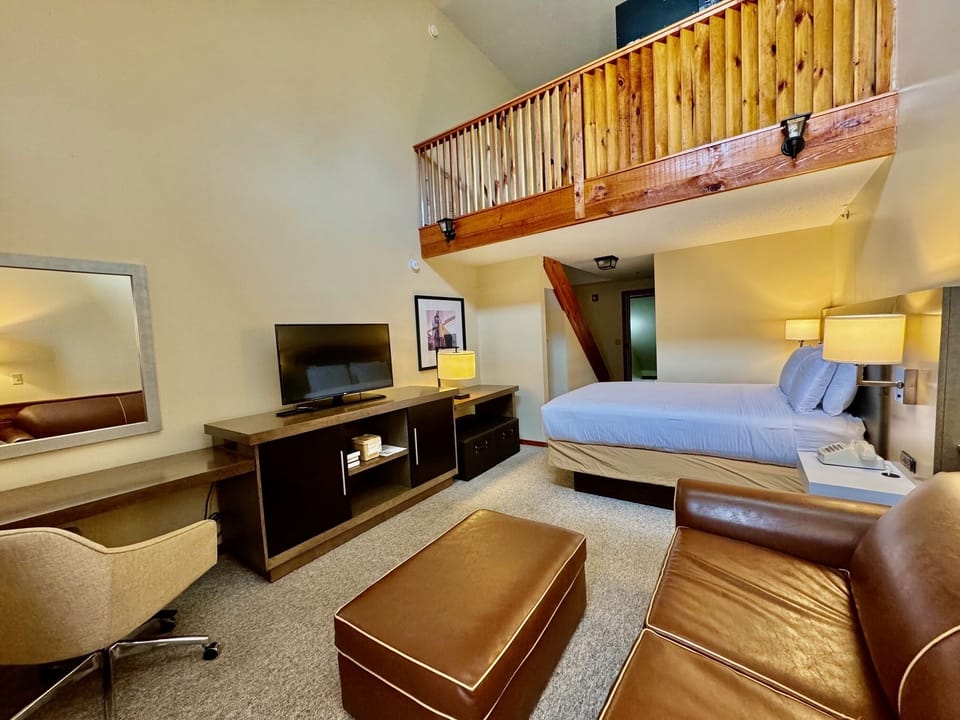  Family Loft Room, 3 Queen Beds | Desk, iron/ironing board (on request), WiFi (free)