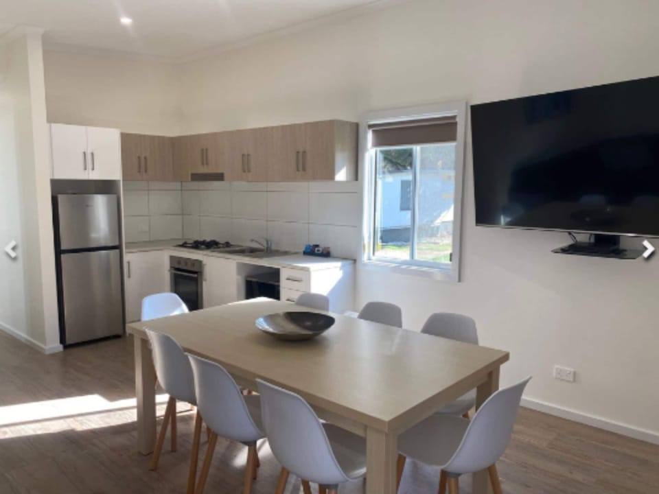 Deluxe Poolside 3 Bedroom Cabin | In-room dining