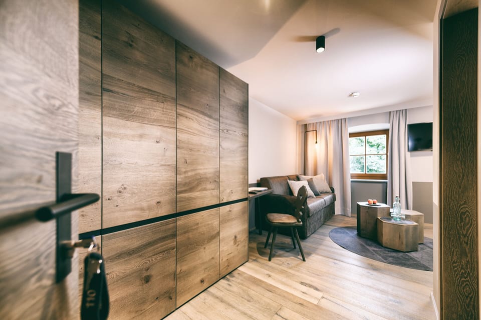 Junior Studio Suite (Frecher Flori) | Living area | 30-inch flat-screen TV with satellite channels, TV