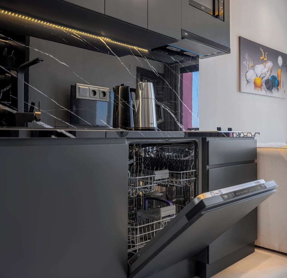 Comfort Apartment, 1 Double Bed, Non Smoking, City View | Private kitchen | Full-size fridge, microwave, stovetop, dishwasher