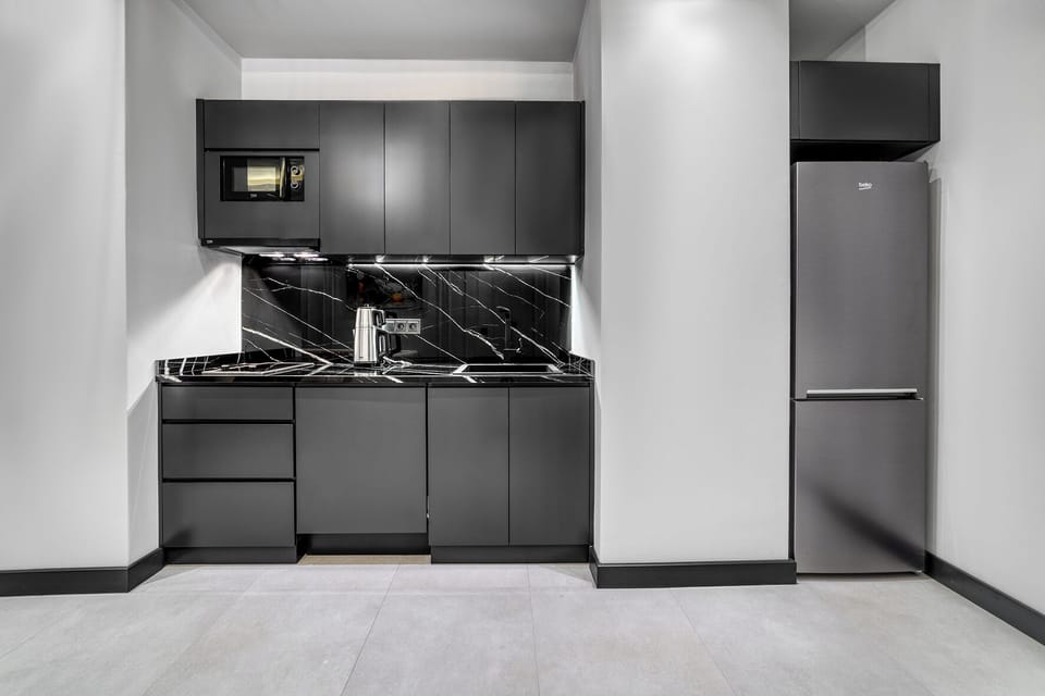 Comfort Apartment, 1 Double Bed, Non Smoking, City View | Private kitchen | Full-size fridge, microwave, stovetop, dishwasher