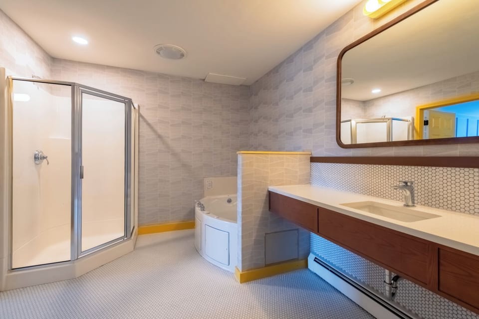 One Bedroom Suite with Kitchenette, Spa Tub and Fireplace | Bathroom | Combined shower/tub, designer toiletries, hair dryer, towels