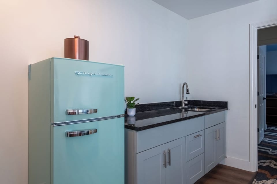 Executive Suite | Iron/ironing board, WiFi (free), individually decorated