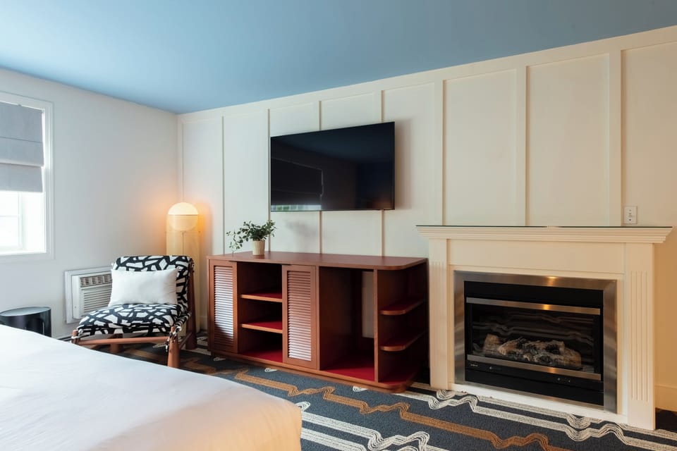 Luxury King with Spa Tub and Fireplace | Living area | 47-inch TV with cable channels