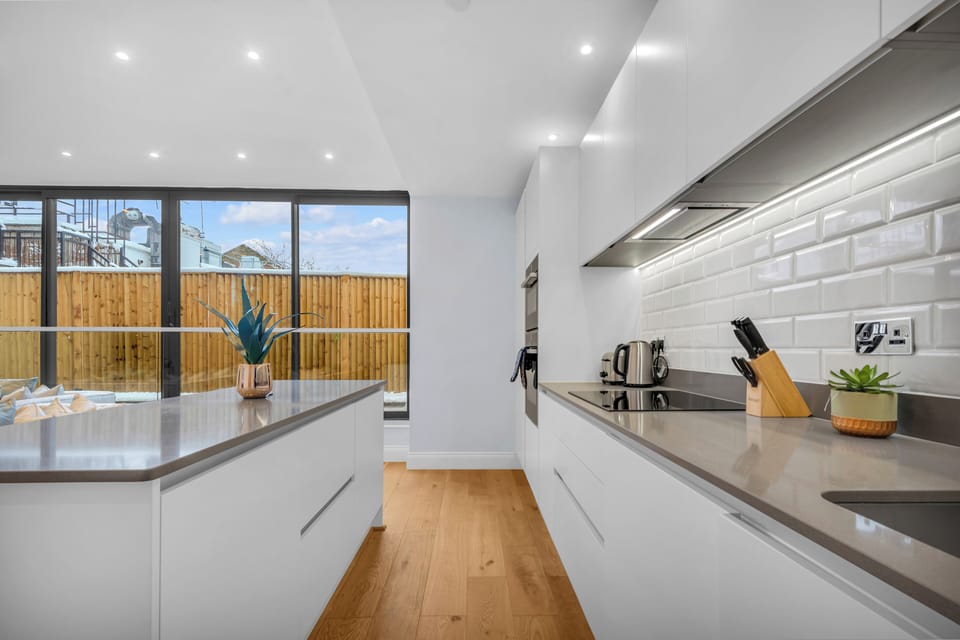 Full-size fridge, microwave, oven, dishwasher