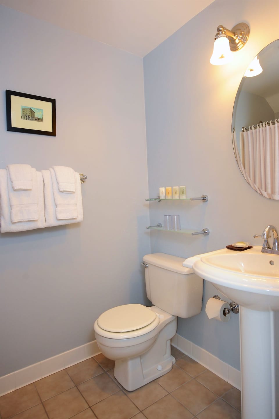 Combined shower/tub, free toiletries, hair dryer, towels
