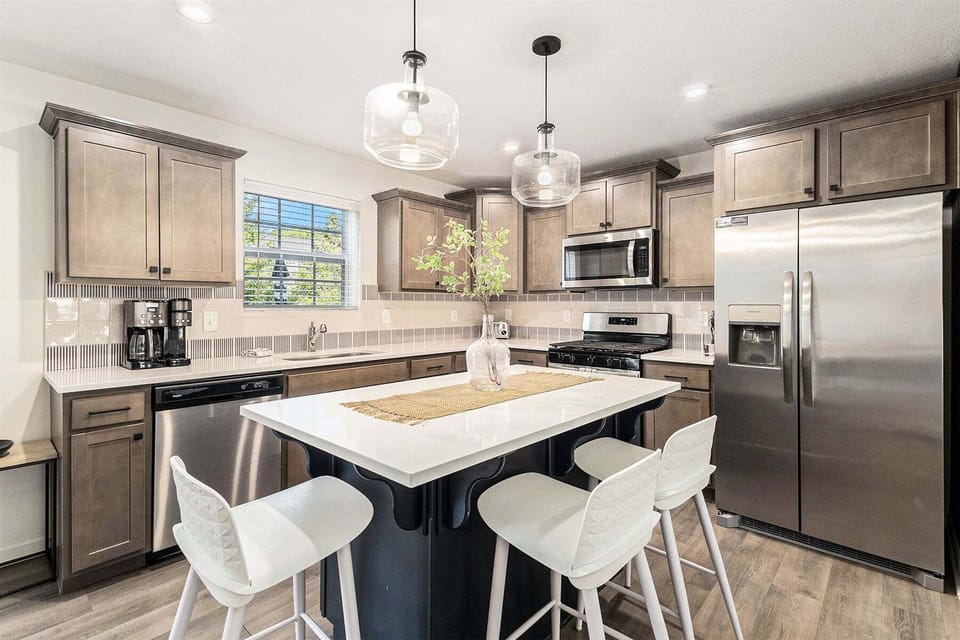 Fully equipped kitchen with center island