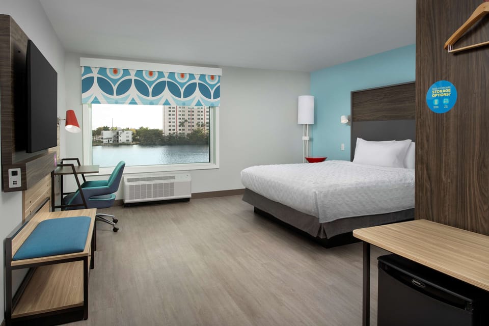 Room, 1 King Bed, Accessible, Bathtub | Desk, soundproofing, iron/ironing board, free WiFi