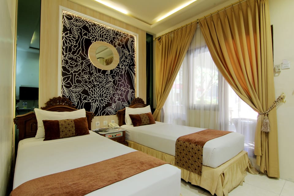 Superior Twin Room | Minibar, in-room safe, desk, laptop workspace