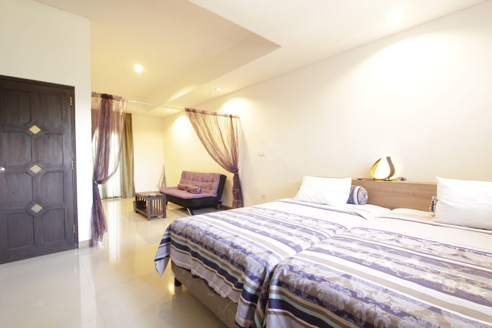 Deluxe Room | In-room safe, desk